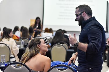 Imagem -Samir conversando com membros 02
