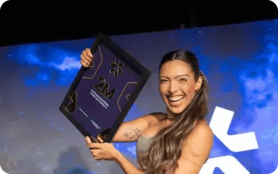 Imagem-Aluna com placa de faturamento de 2M
